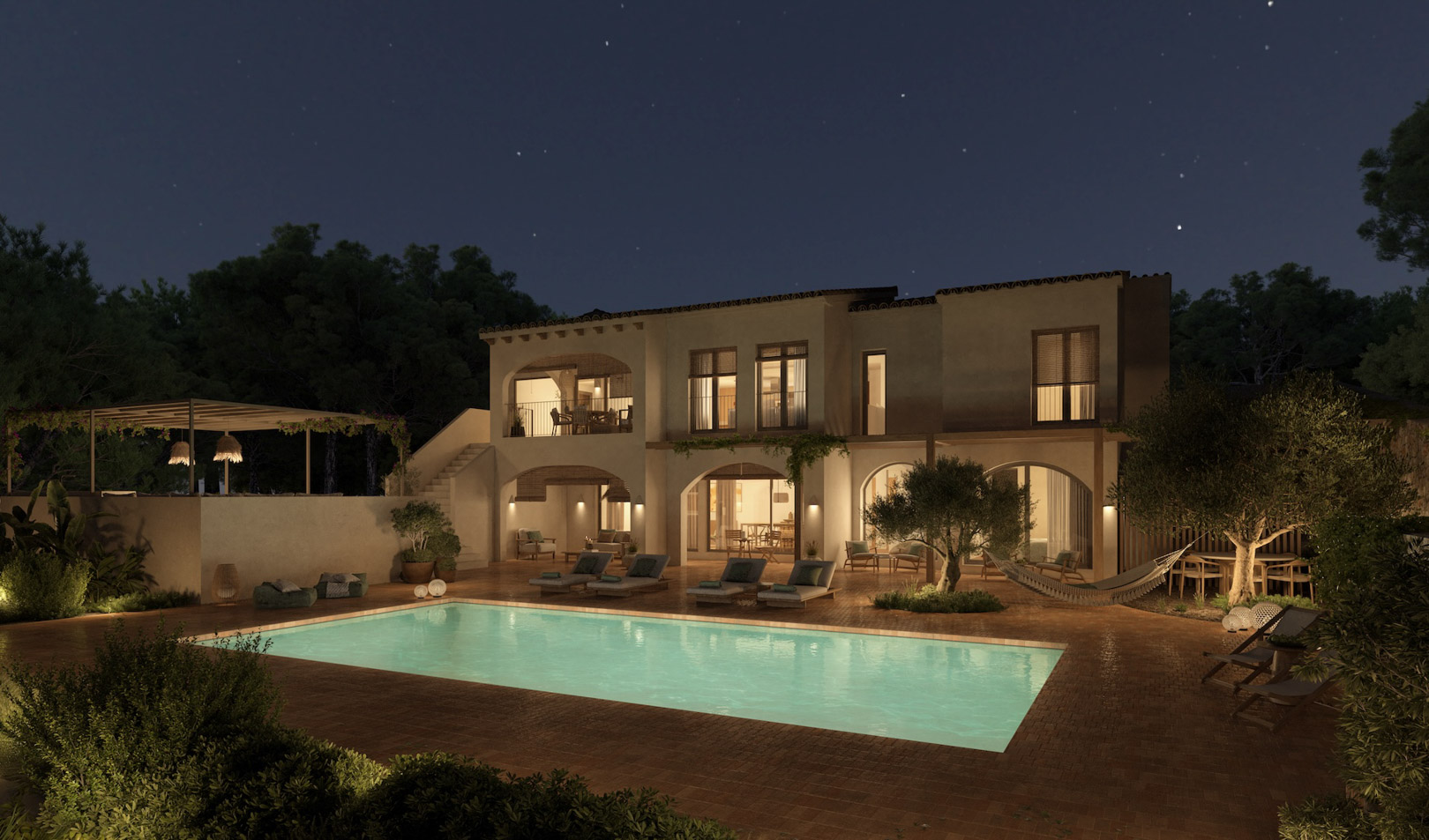 Nachtansicht der Villa mit beleuchtetem Pool, Terrakotta-Terrasse und mediterranen Bögen. Mit Holzpergola, Außen-Essbereich und Olivenbäumen.