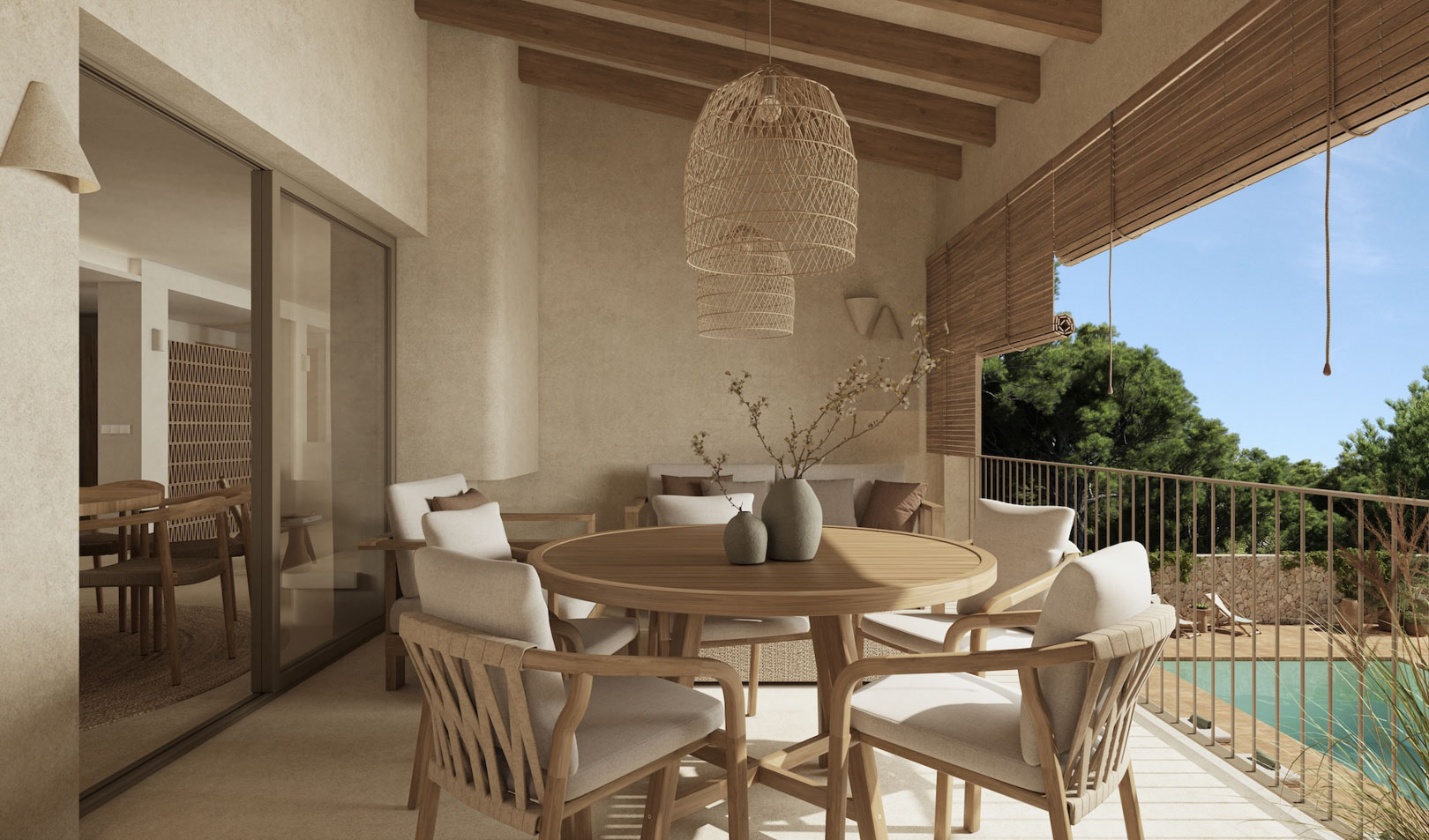 Überdachte Terrasse mit Holzbalkendecke, Essbereich im Freien und Rattanhängeleuchten mit Blick auf den Pool und die umliegende mediterrane Vegetation.