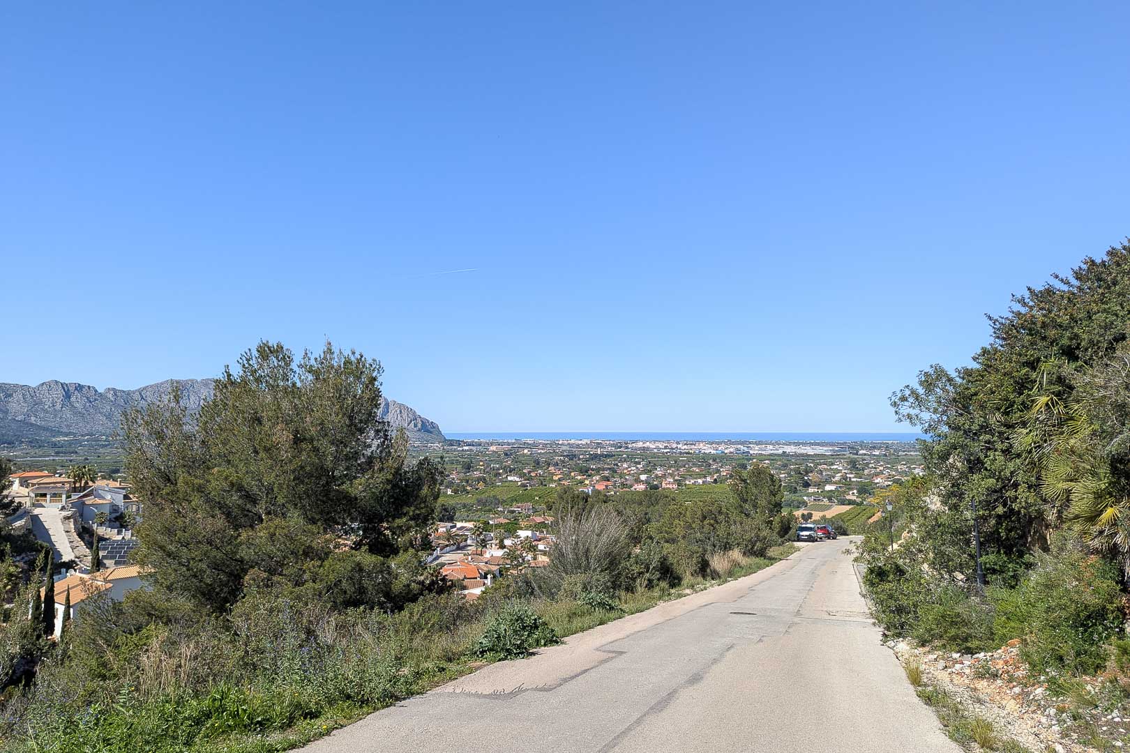 Natürliche Umgebung von Pedreguer mit Blick auf die Küste und die Bergkulisse an einem sonnigen Tag.