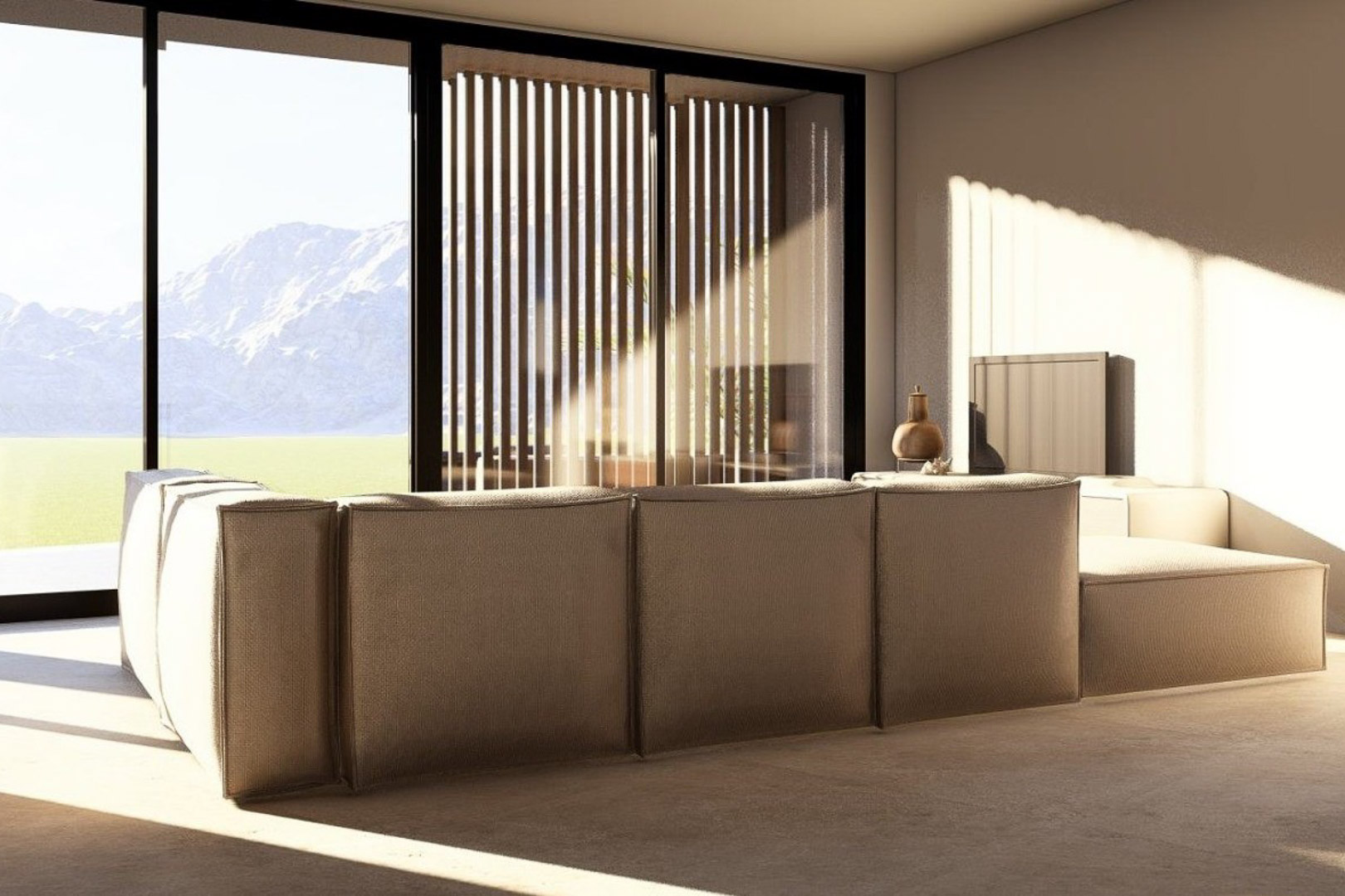 Heller Wohnbereich mit modularem Sofa in Erdtönen, bodentiefen Glasfronten und Panoramablick auf die Berge mit hölzernen Lamellen.