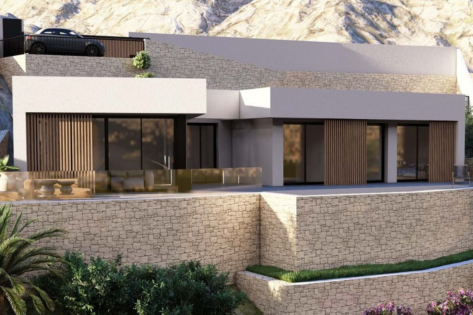 Moderne Villa-Außenansicht mit Natursteinmauern, bodentiefen Glasfronten mit Holzlamellen und einer Terrasse mit Glasgeländer vor einer Gebirgskulisse.