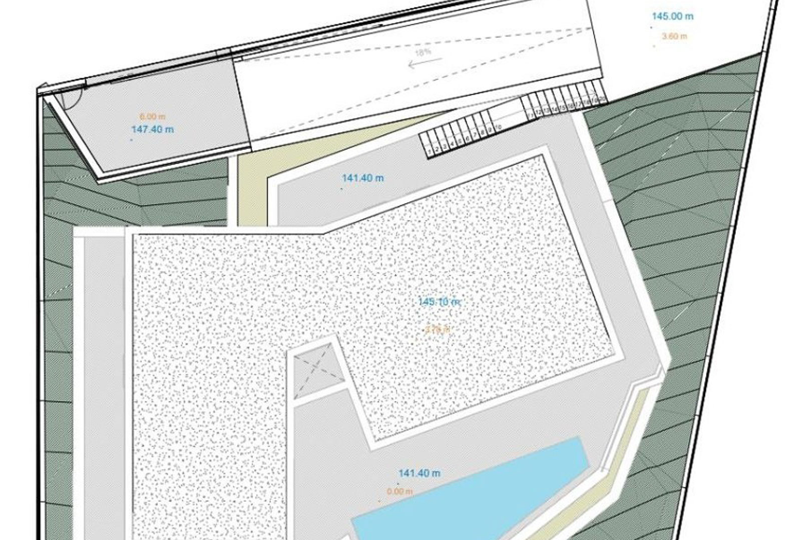 Technischer Lageplan mit Darstellung des Grundrisses, des integrierten Pools, der Außentreppen und der topografischen Höhenlinien des Grundstücks.