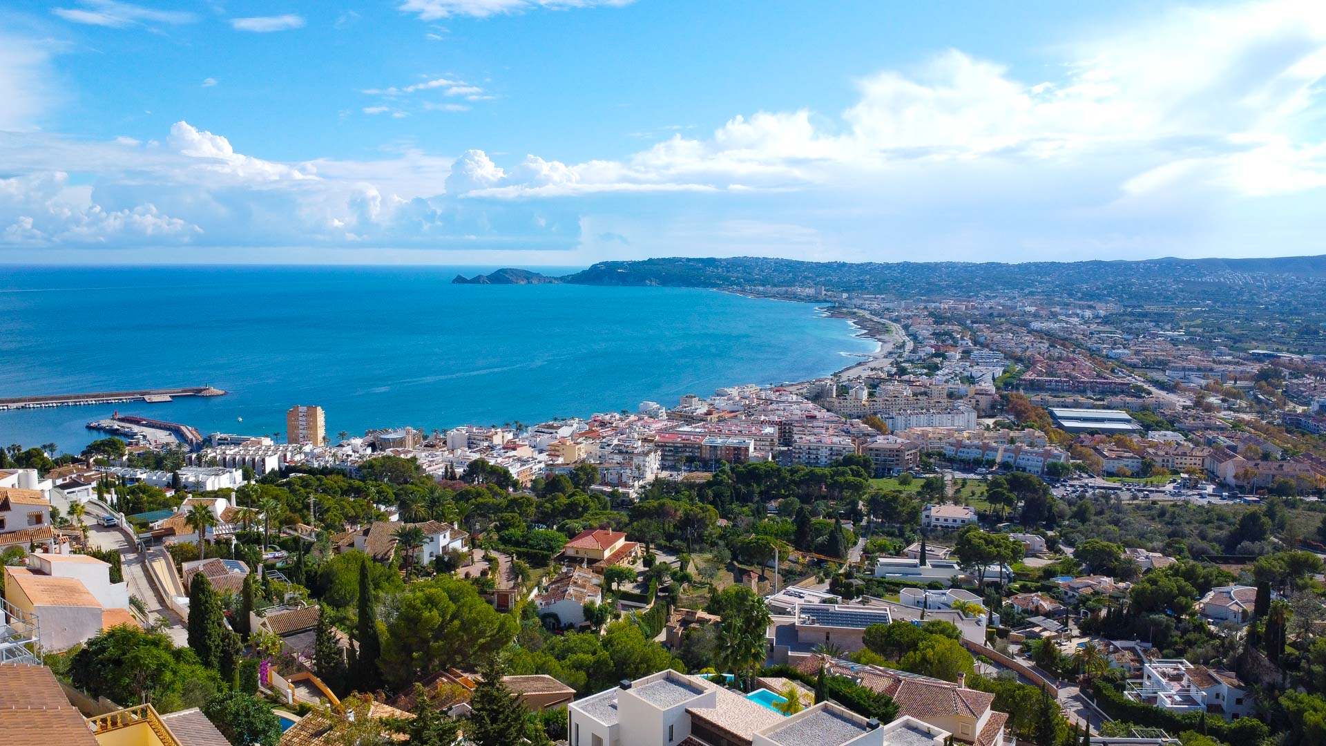 Panoramablick über die Bucht von Jávea und den Hafen von der Urbanisation La Corona aus, mit freier Sicht auf die Mittelmeerküste und den Horizont.