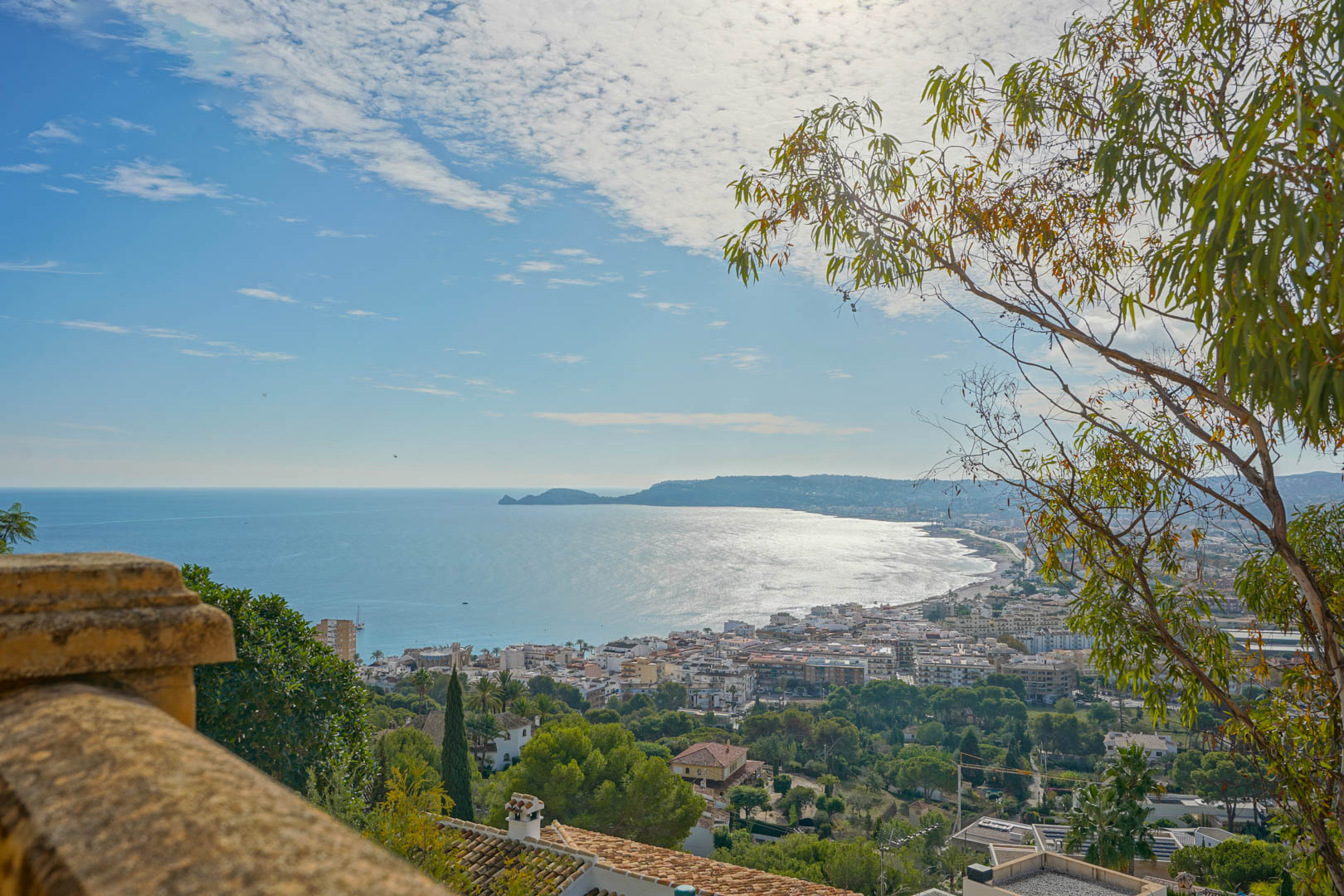 Panoramablick von der Terrasse über die Bucht von Jávea und das Cap Negre, mit Sicht auf den Hafen und das Mittelmeer bei klarem Himmel.