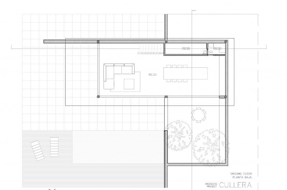 Detaillierter Grundriss des Erdgeschosses mit offenem Wohn- und Essbereich, integrierter Küche, Innenhof mit Garten und Terrasse mit Poolbereich.