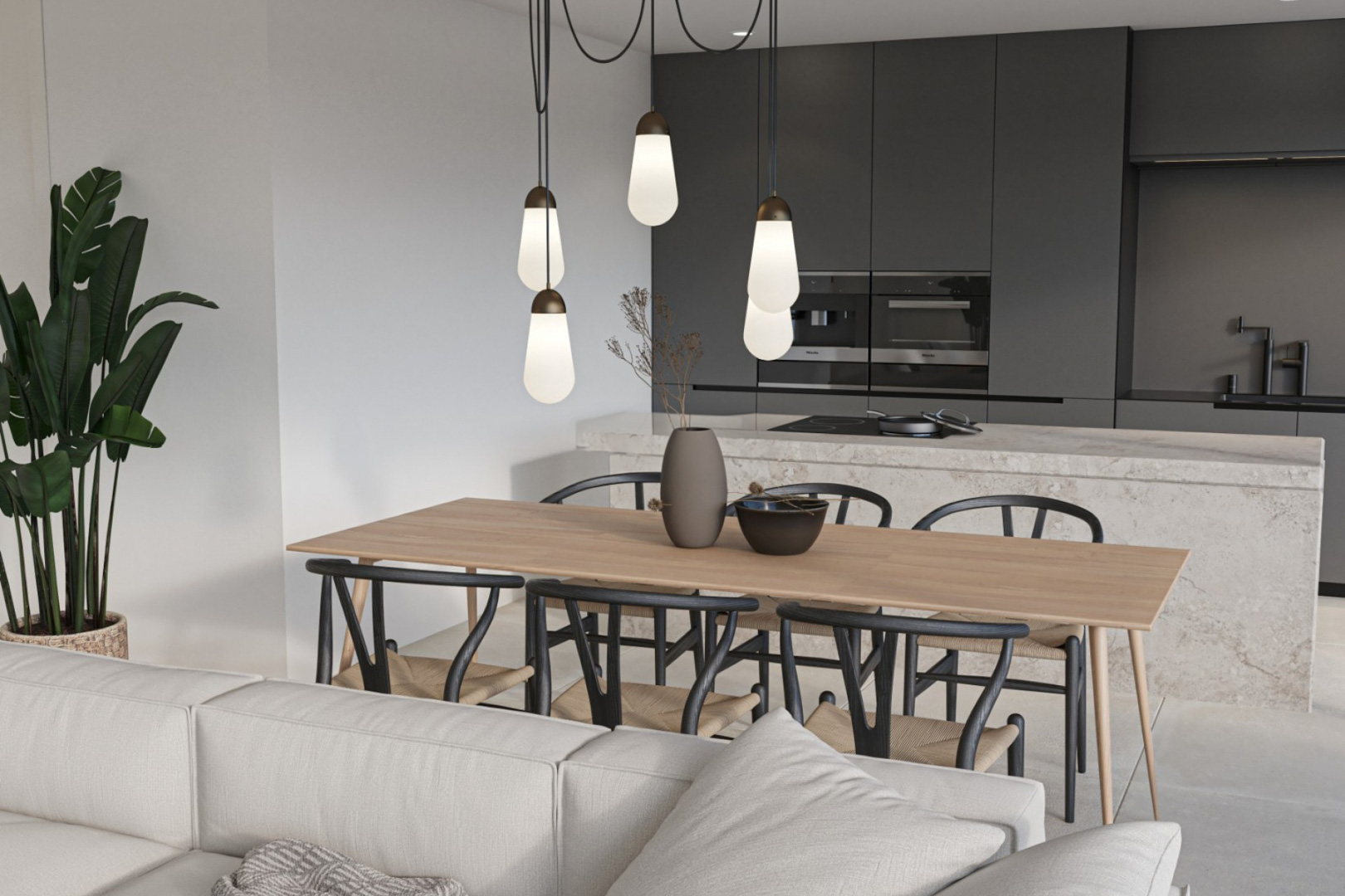 Moderner Essbereich und Küche mit Natursteininsel, anthrazitfarbenen Schränken, integrierten Geräten und Designer-Pendelleuchten über einem Holztisch.
