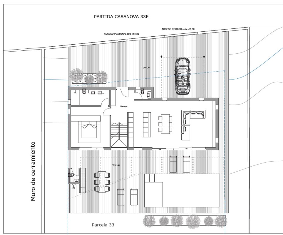 Detaillierter Grundriss des Erdgeschosses mit offenem Wohnbereich, En-Suite-Schlafzimmer und Außenanlage mit Pool, Sommerküche und Stellplatz.