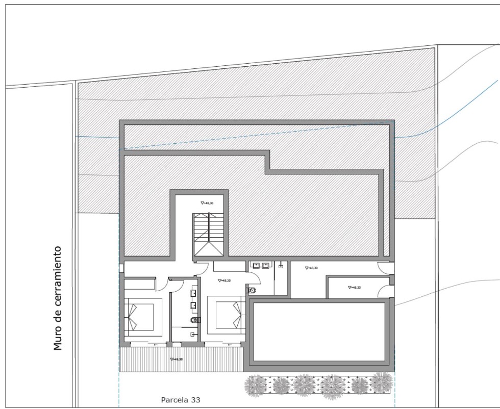 Detaillierter technischer Grundriss mit zwei Schlafzimmern mit En-Suite-Bädern, zentralem Treppenhaus und einer großzügigen schattierten Terrassenfläche auf Parzelle 33.