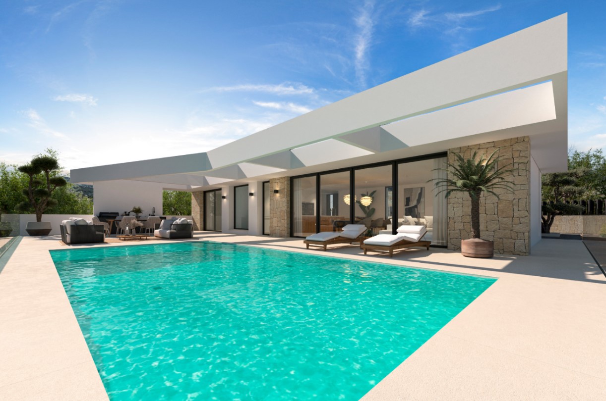 Moderne Außenterrasse mit türkisfarbenem Pool, Sonnenliegen und überdachtem Loungebereich. Fassade mit Natursteinakzenten und großen Glasfronten.