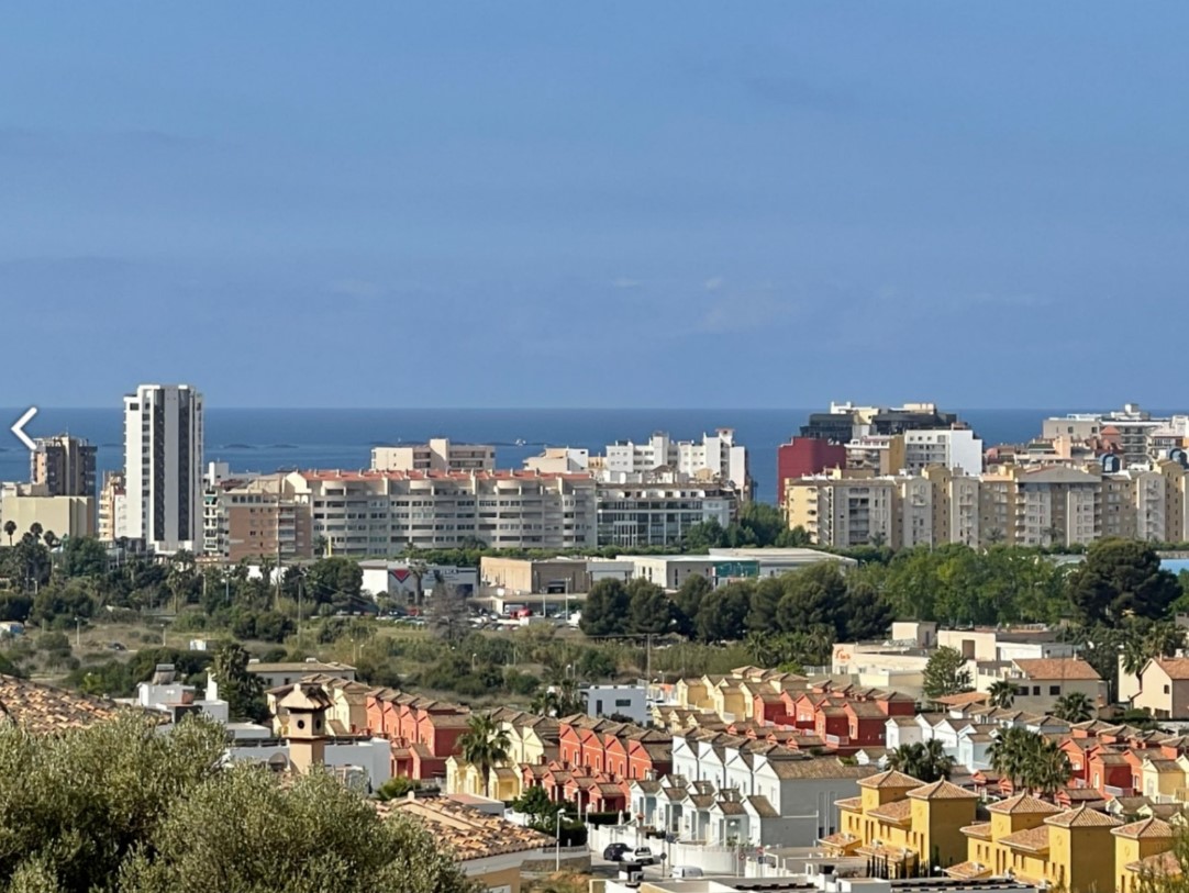 Panoramablick von der Immobilie über die Stadtlandschaft von Calpe, mit einer Mischung aus Wohnarchitektur und dem Mittelmeer am Horizont.