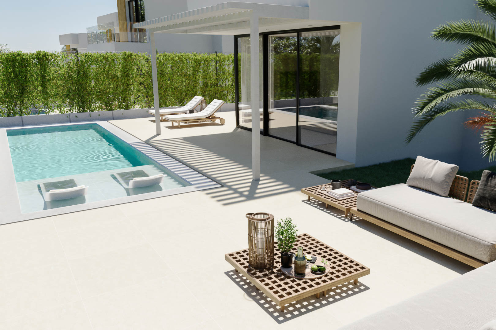 Außenbereich mit privatem Pool, integrierten Wasserliegen und einer Lounge-Ecke mit Holzmöbeln unter einer modernen Lamellenpergola.