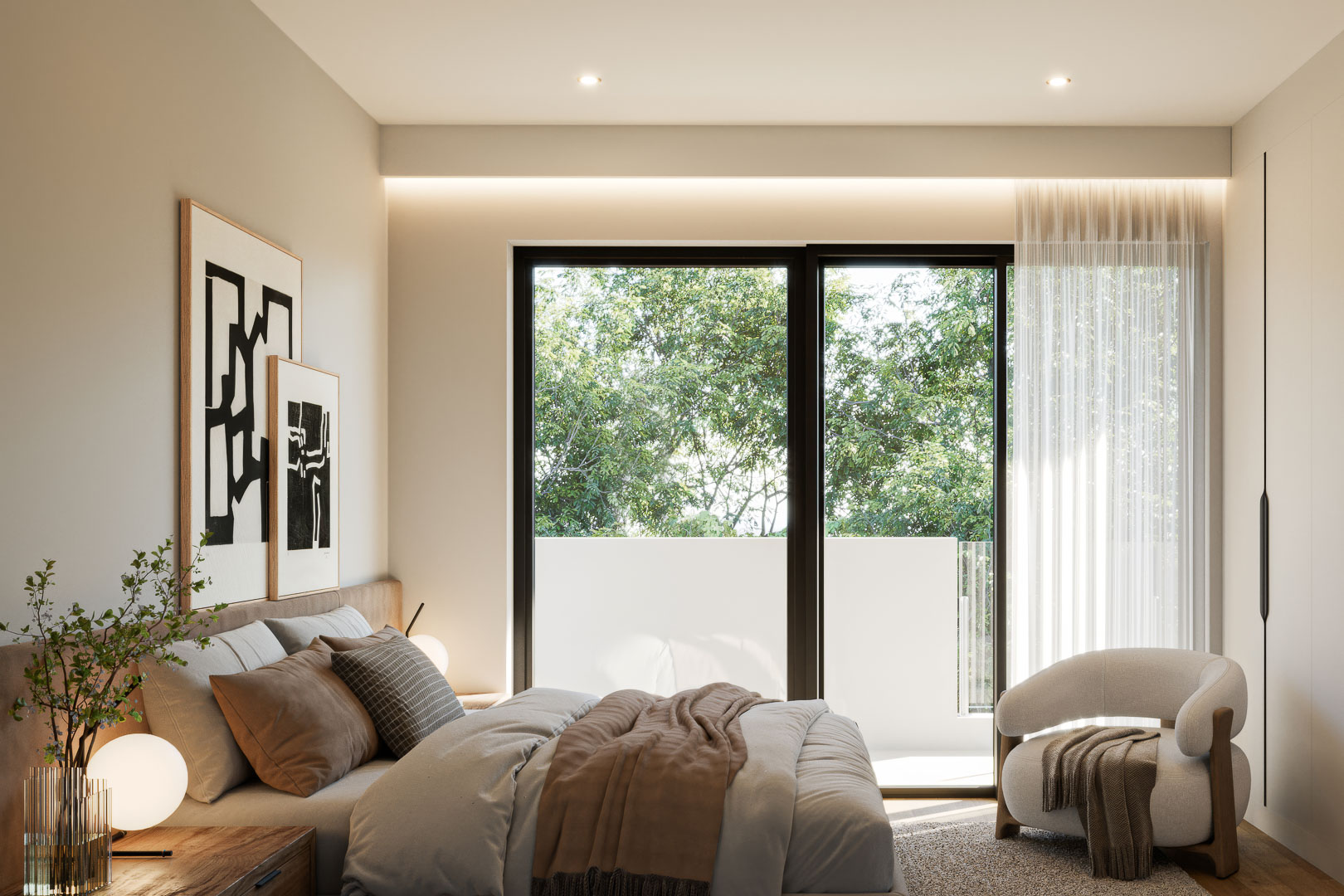 Hauptschlafzimmer mit bodentiefen Glasschiebetüren, indirekter Deckenbeleuchtung und direktem Zugang zur Terrasse mit Blick ins Grüne.