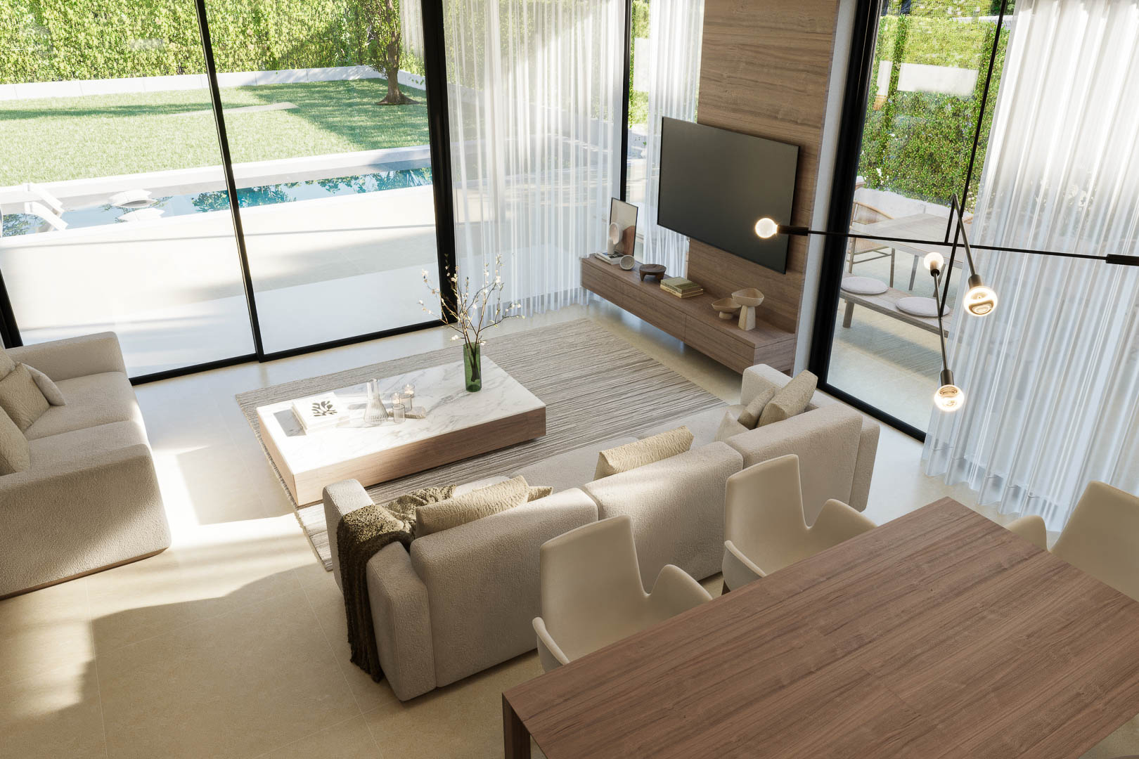 Offener Wohnbereich mit bodentiefen Fenstern und Blick auf den privaten Garten und Pool. Die Einrichtung umfasst minimalistische Möbel, Holzpaneele und helle Bodenfliesen.