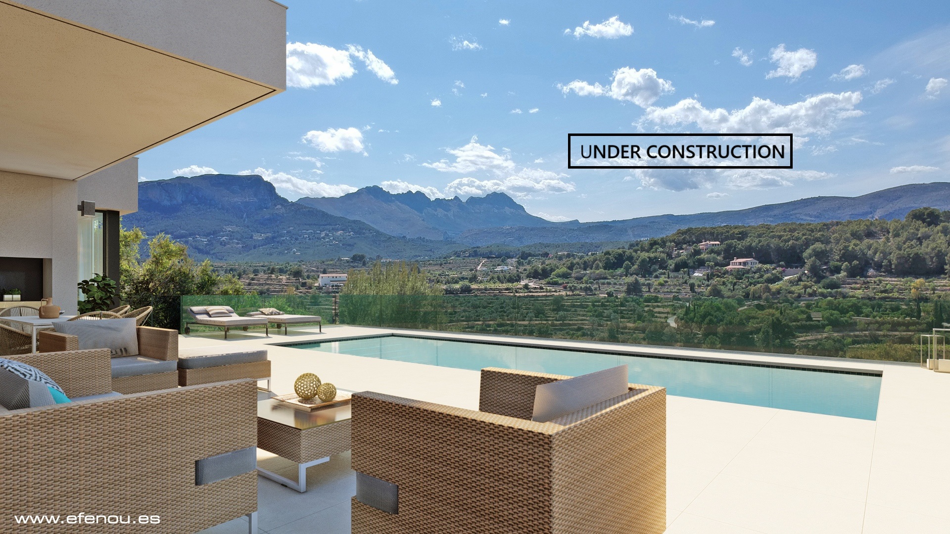 Außenbereich mit langem Pool, Rattan-Loungemöbeln und Panoramablick auf die Sierra de Bernia unter einer modernen Dachkonstruktion.
