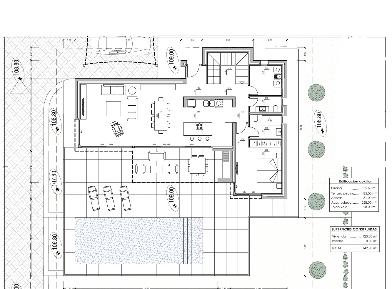 Detaillierter Grundriss des Erdgeschosses mit offenem Wohn- und Essbereich, einem Schlafzimmer mit Bad en Suite sowie der großzügigen Poolterrasse und Außenanlagen.