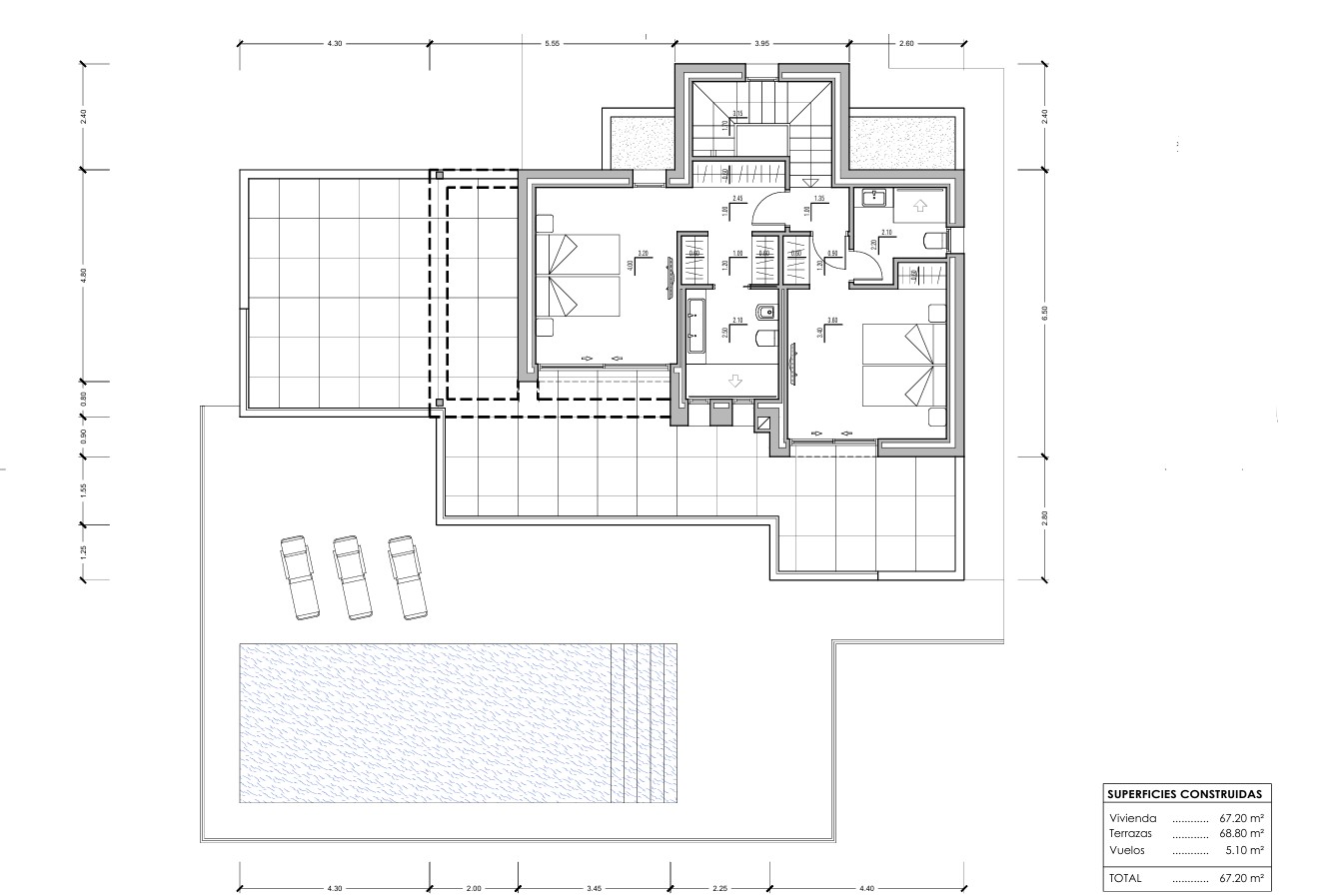 Technischer Grundriss des Obergeschosses mit zwei Doppelzimmern mit eigenem Bad und einer großzügigen 68,80 m² großen Terrasse mit Blick auf den Pool.
