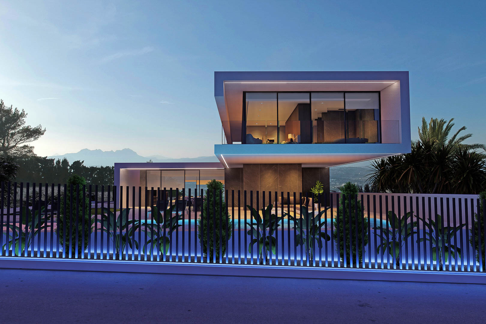 Außenansicht der Villa bei Nacht mit beleuchtetem Zaun und Blick auf den Pool.