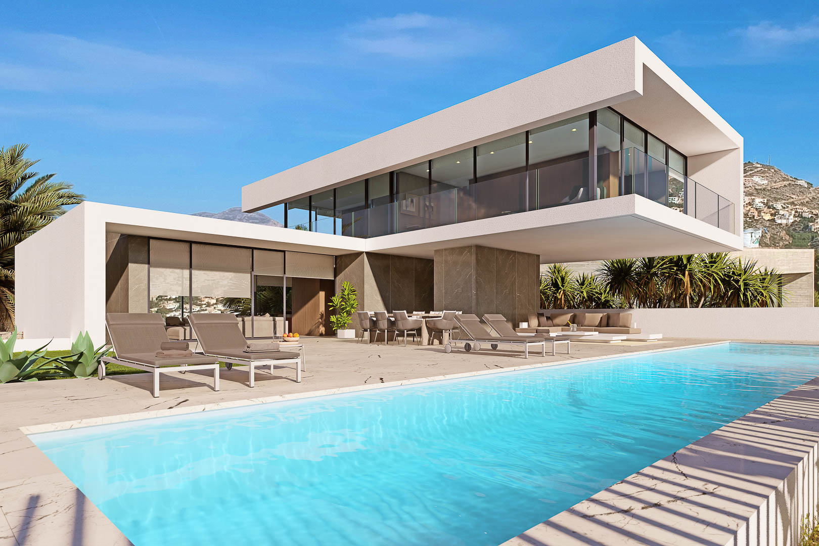 Außenansicht der Villa mit türkisfarbenem Pool, Terrasse mit Liegestühlen und Essbereich im Freien.