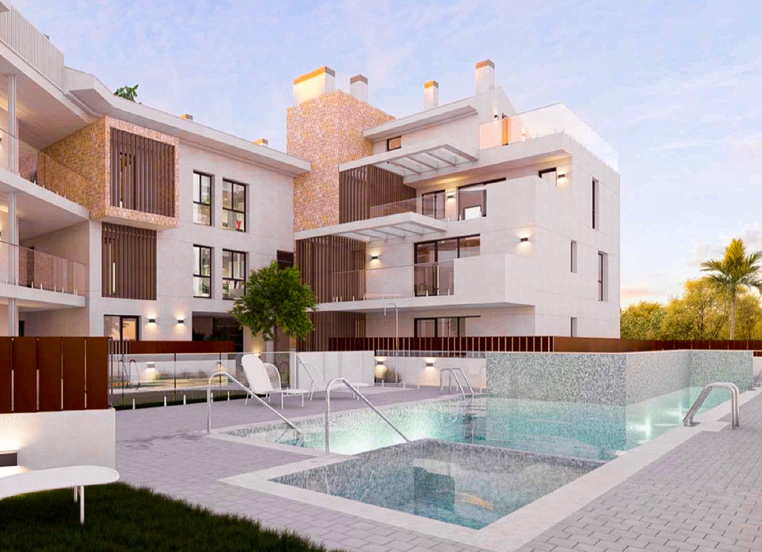 Außenansicht der Anlage mit beleuchtetem Gemeinschaftspool, weißen Fassaden mit Natursteinakzenten und großzügigen Terrassen mit Glasgeländern.
