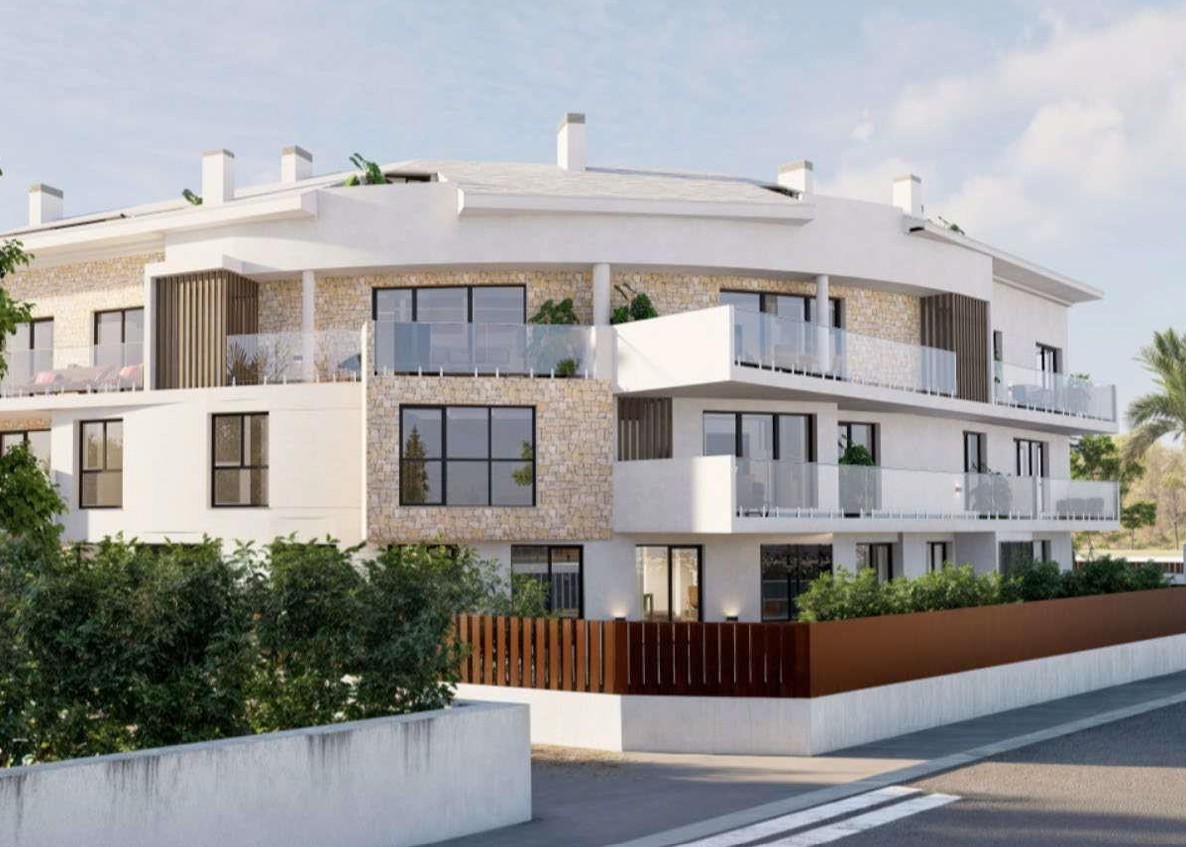 Außenansicht des Wohngebäudes mit Natursteinverkleidung, großzügigen Terrassen mit Glasgeländern und modernen schwarzen Fensterrahmen.