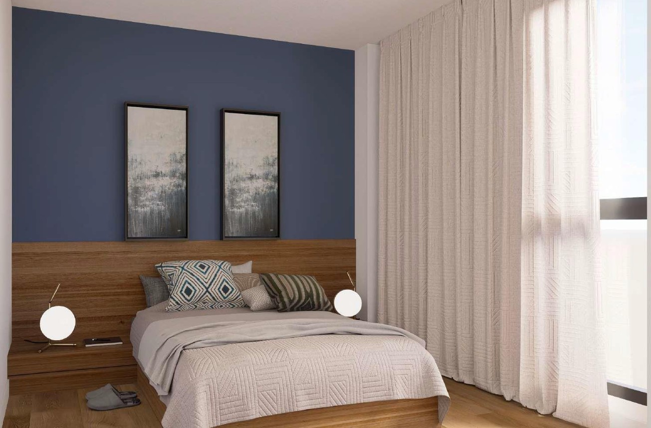 Modernes Schlafzimmer mit blauer Akzentwand, integriertem Holzkopfteil und bodentiefen Fenstern mit strukturierten Vorhängen.