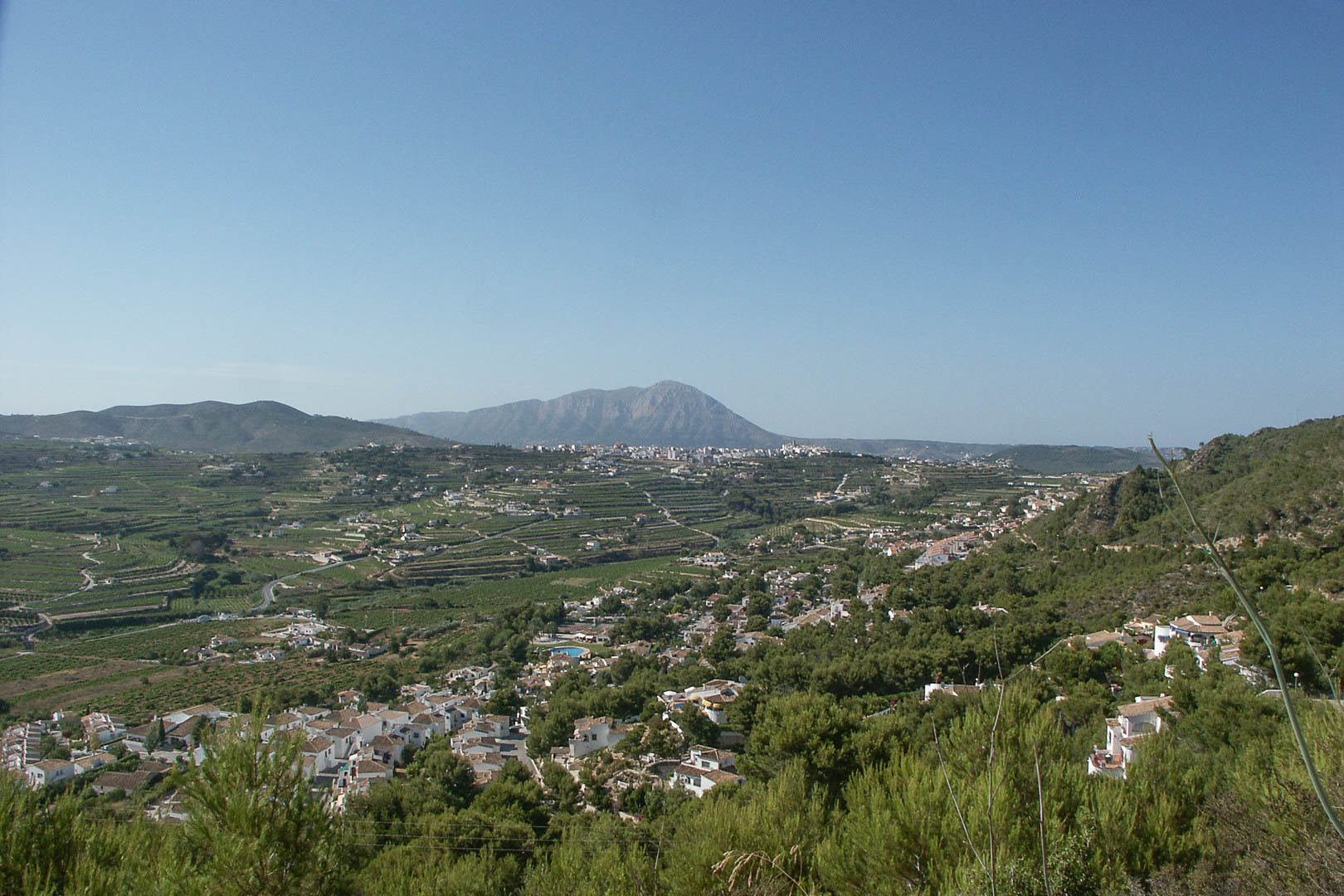 Panoramablick vom Grundstück in Paichi über das Tal und den Berg Montgó, der die naturnahe Umgebung und die exklusive Wohnlage verdeutlicht.
