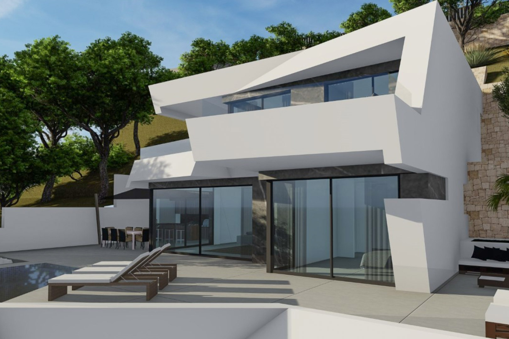 Moderne Fassade mit weißen geometrischen Formen, bodentiefen Glasfronten und großzügiger Terrasse mit Sonnenliegen und Essbereich im Freien.