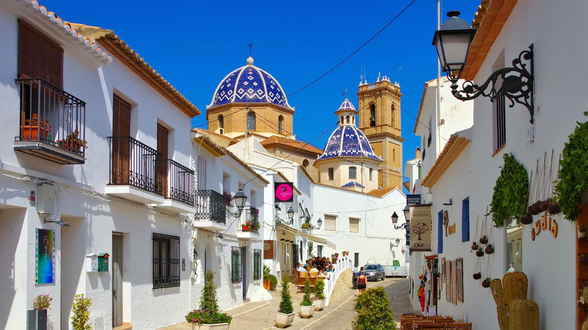 Blick auf die Altstadt von Altea mit ihren schmalen Kopfsteinpflastergassen, weißen Häusern und den markanten blau-weiß gekachelten Kuppeln der Kirche.