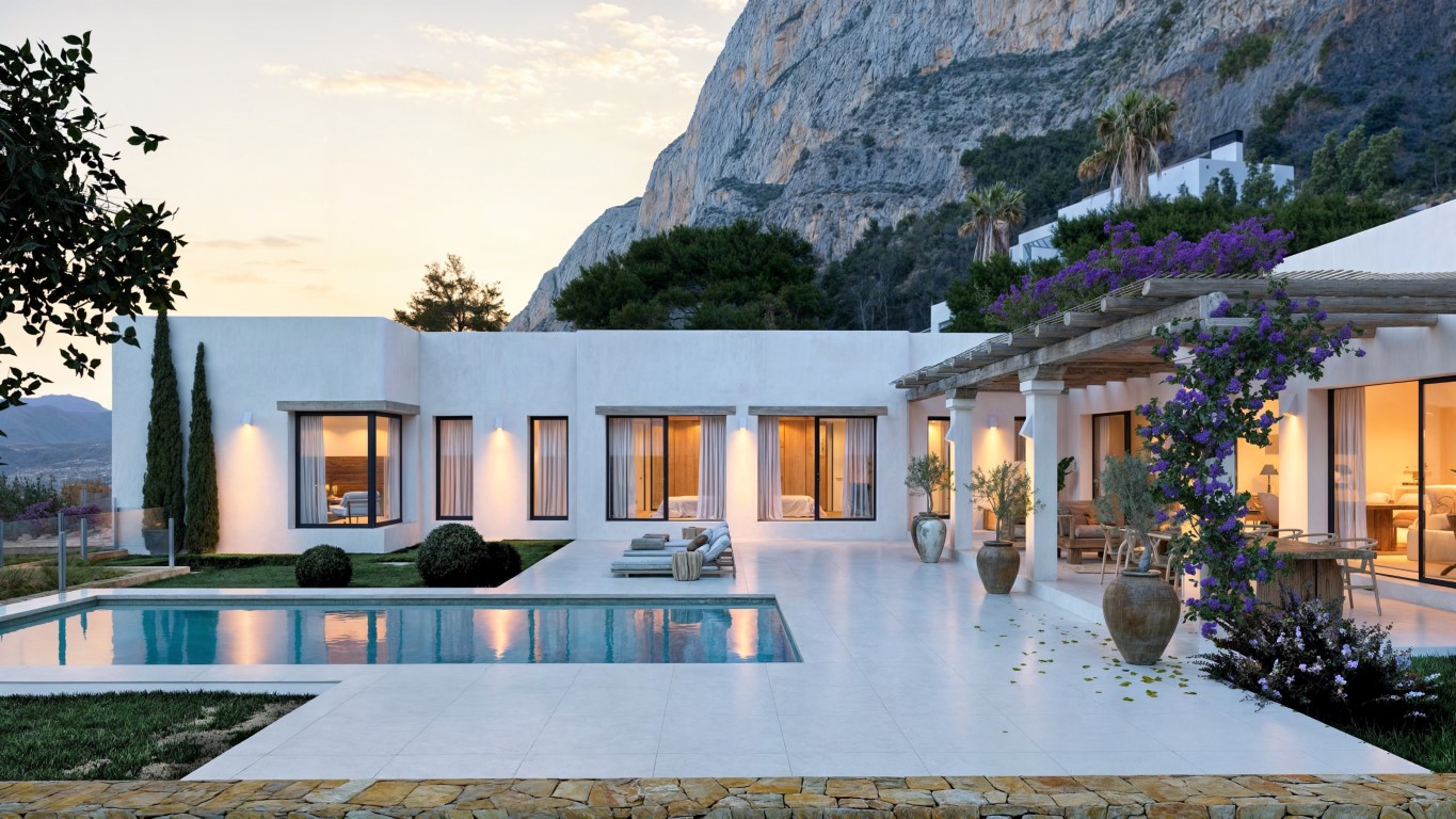 Außenansicht mit privatem Pool, großzügiger Terrasse und Holzpergola mit Bougainvillea vor der beeindruckenden Kulisse des Montgó-Massivs.