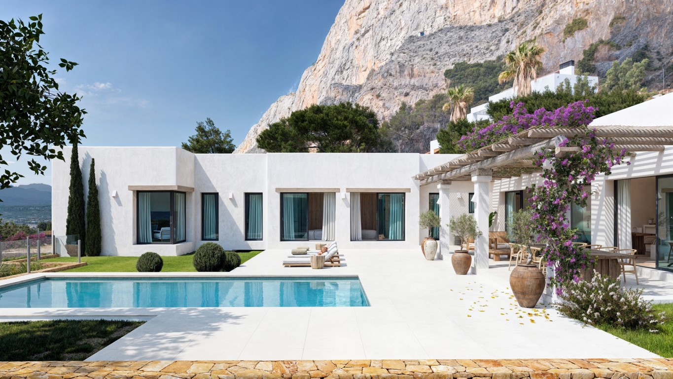 Außenansicht mit rechteckigem Pool, weißer Fliesenterrasse und Holzpergola mit Bougainvillea vor der Kulisse der imposanten Montgó-Felswände.