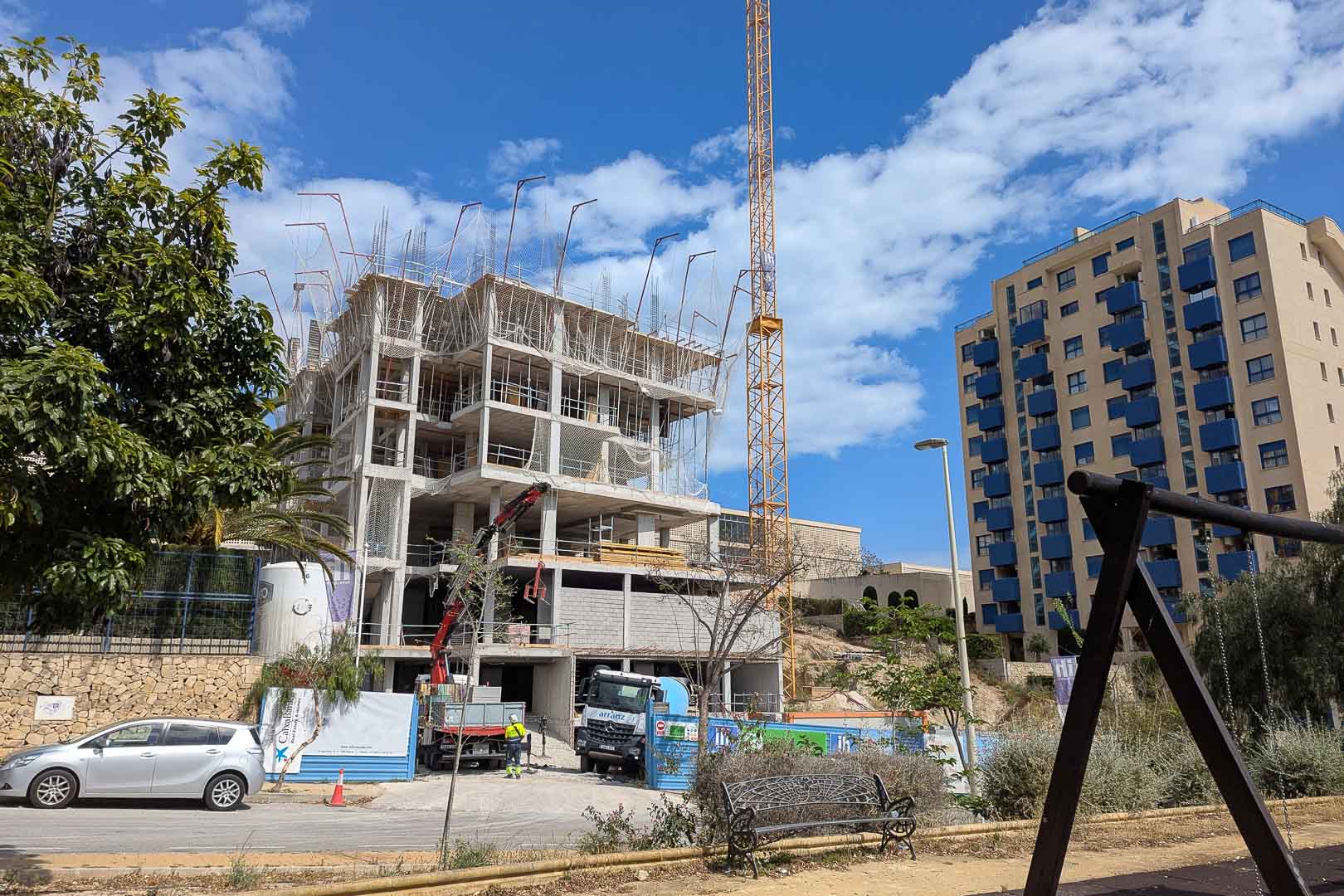 Aktueller Baustatus in Calpe mit Blick auf das Stahlbetonskelett, den Baukran und die Fortschritte der Stockwerke in der Zone La Manzanera.