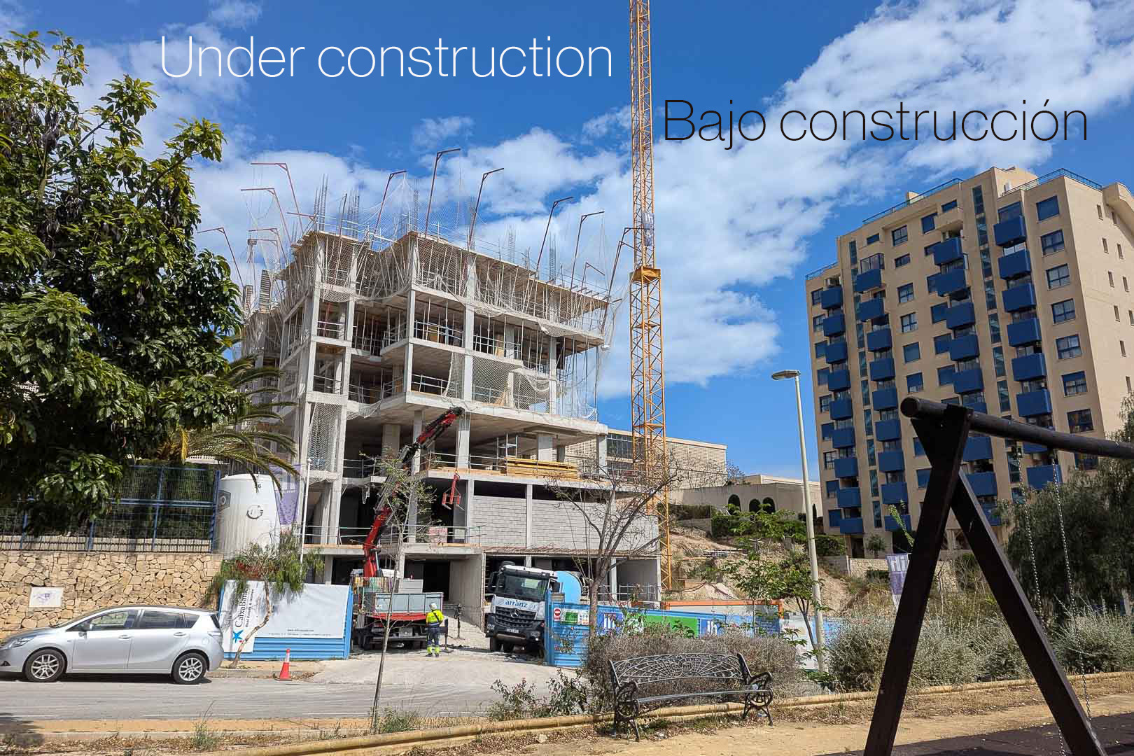Außenansicht der ersten Bauphase in Calpe mit Betonrahmen, Turmdrehkran und schweren Baumaschinen auf dem Wohngrundstück.