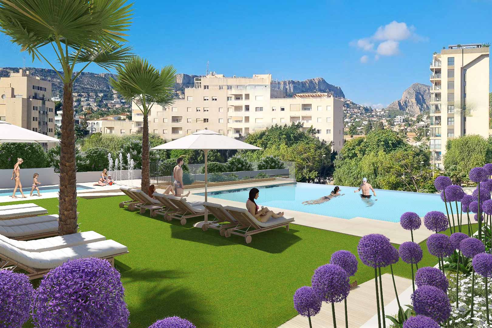 Infinity-Pool mit Liegebereich, Palmen und gepflegten Grünflächen, mit Blick auf die Stadtarchitektur von Calpe und die Gebirgszüge.