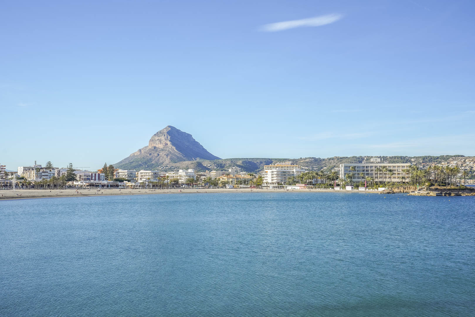 Panoramablick auf die Bucht von Jávea mit dem Berg Montgó im Hintergrund, der die Nähe der Villa zum Meer und zur Küstenlandschaft unter blauem Himmel zeigt.