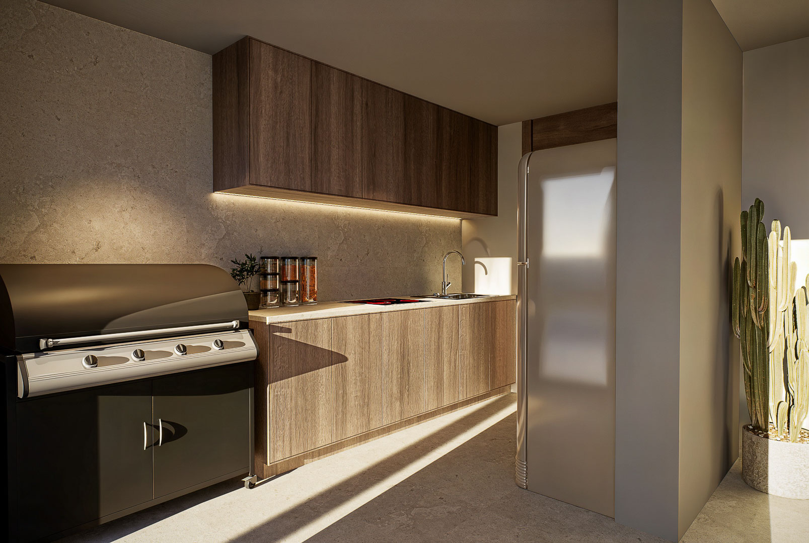 Außenküche mit integriertem Gasgrill, Holzschränken, Steinrückwand und Kühlschrank im Retro-Stil bei natürlichem Lichteinfall.
