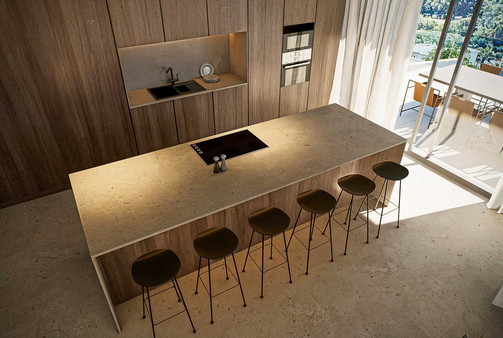 Designerküche mit großer Steininsel, integriertem Kochfeld und deckenhohen Holzschränken. Natürliches Licht fällt durch die Glasfronten der angrenzenden Terrasse ein.