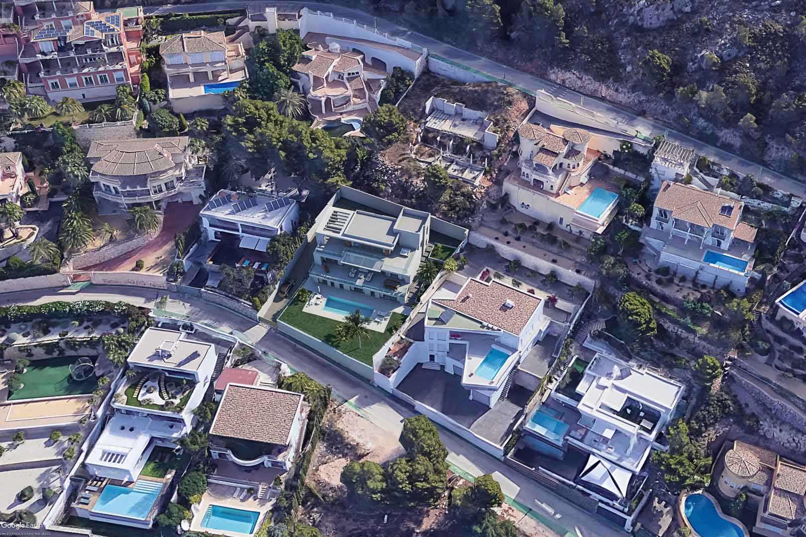 Luftaufnahme der modernen Villa in Altea Hills, die die mehrstöckige Architektur, den privaten Pool und die Gartenanlage in Hanglage zeigt.