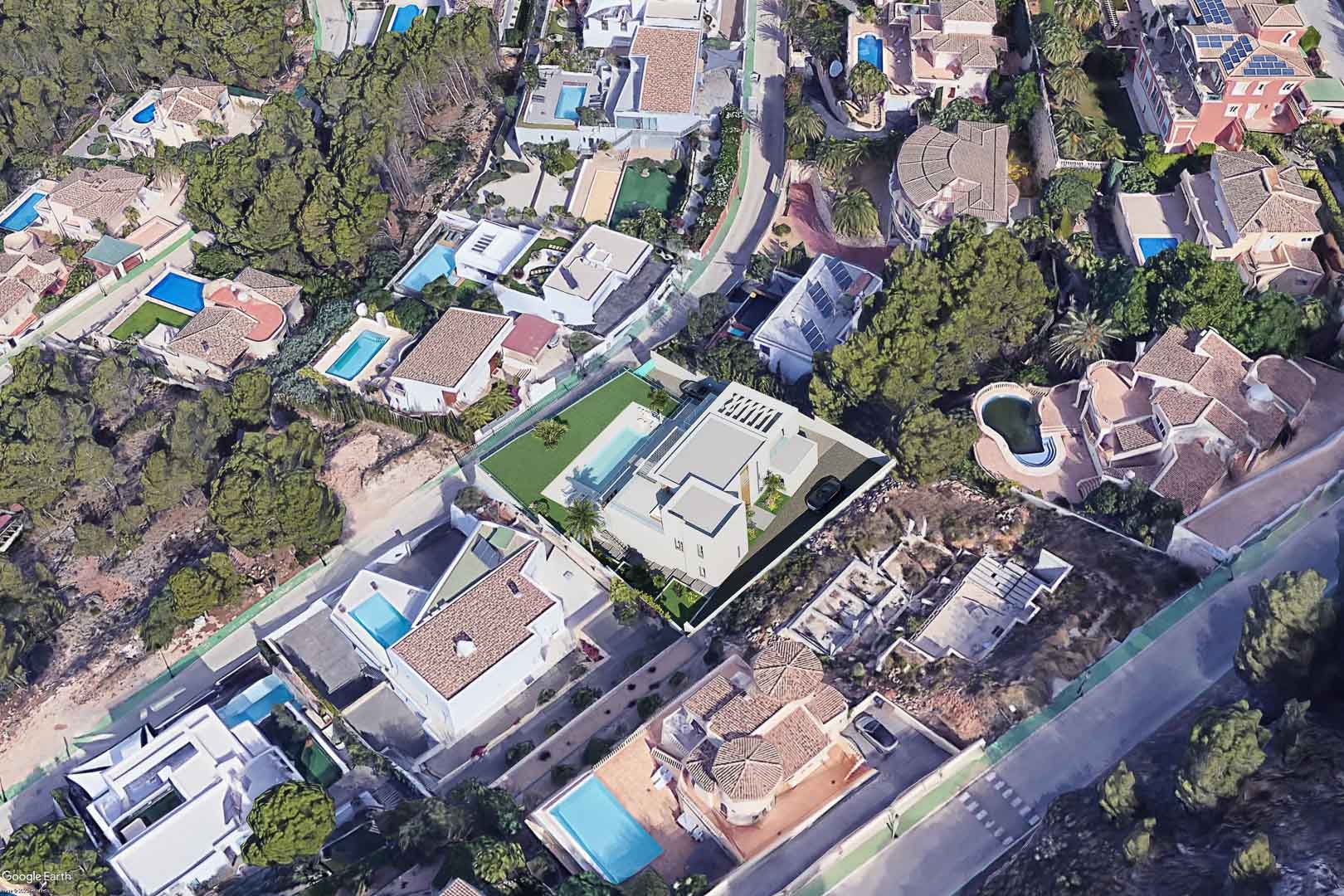 Luftaufnahme der Villa in Altea Hills, die die moderne weiße Architektur, den privaten Pool und das in den Hang integrierte Gartengrundstück zeigt.