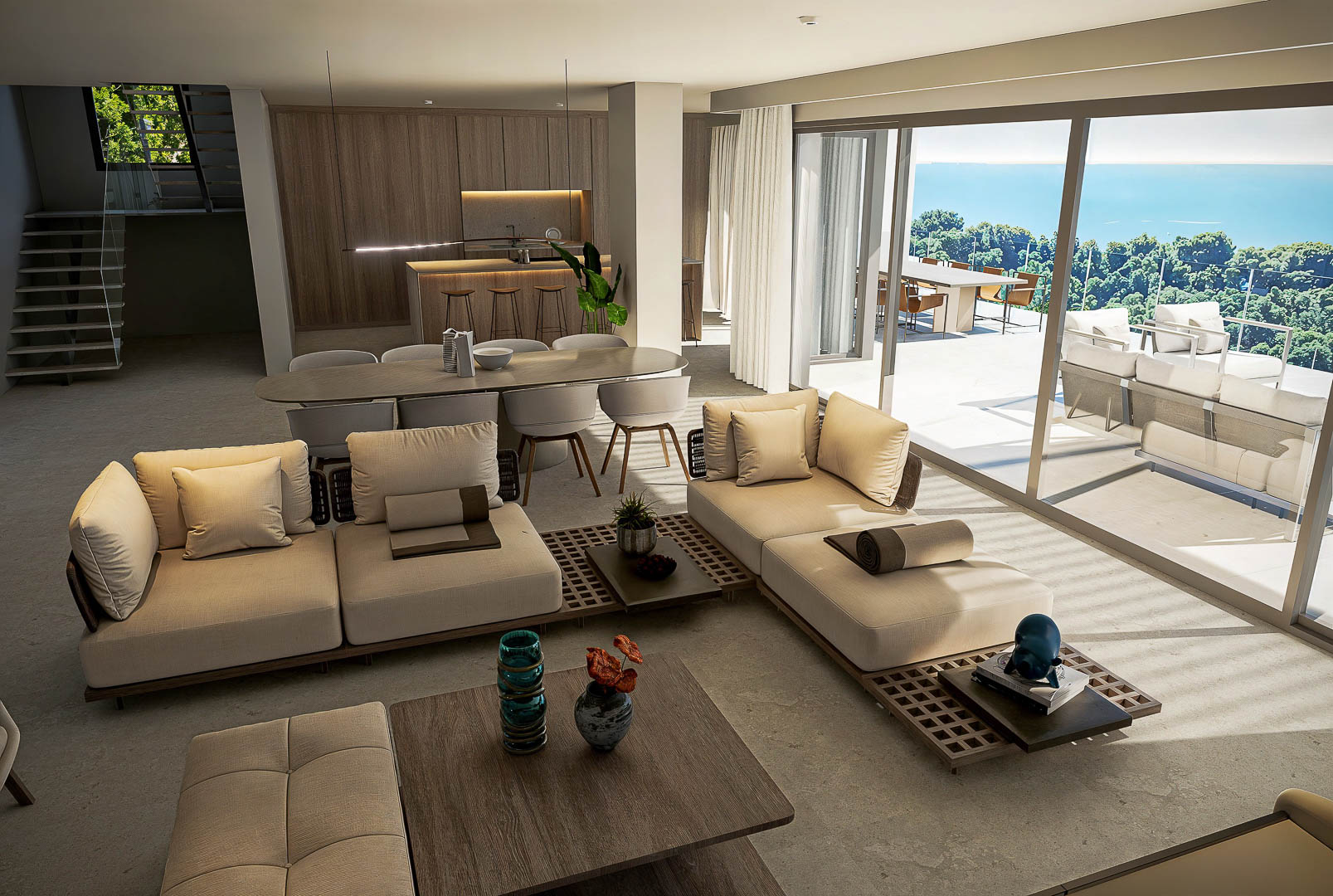 Offener Wohnbereich mit modularen Sofas, Essplatz und integrierter Holzküche. Bodentiefe Glasfronten führen zur Terrasse mit weitem Blick auf das Mittelmeer.