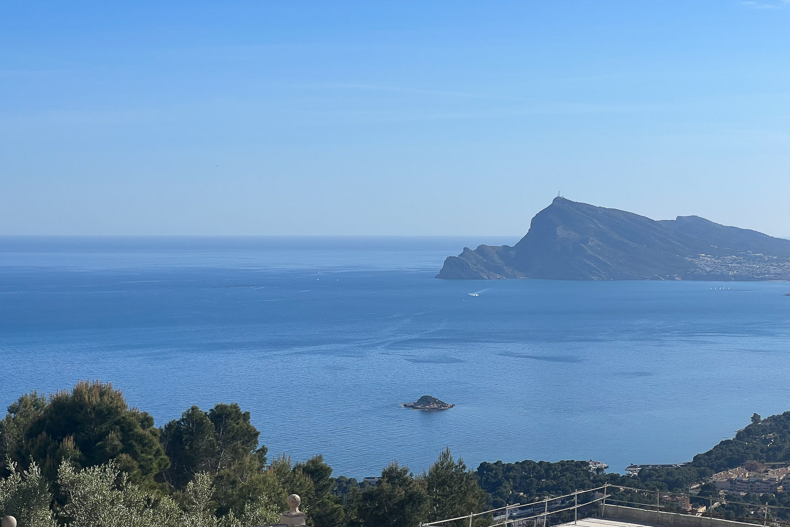 Panoramablick auf das Mittelmeer und die Sierra Helada von Altea Hills aus. Die Naturlandschaft besticht durch Pinien und den Küstenhorizont der Bucht von Altea.
