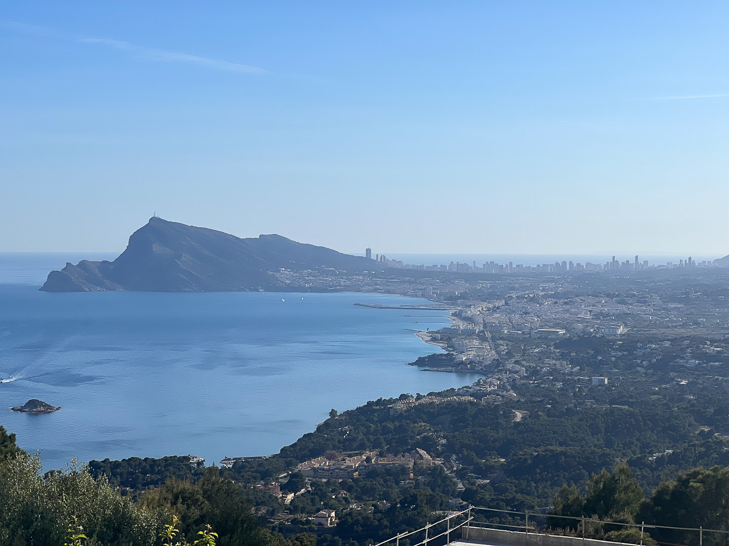 Panoramablick von Altea Hills über die Bucht, mit der Sierra Helada und der Skyline von Benidorm am Horizont des Mittelmeers.