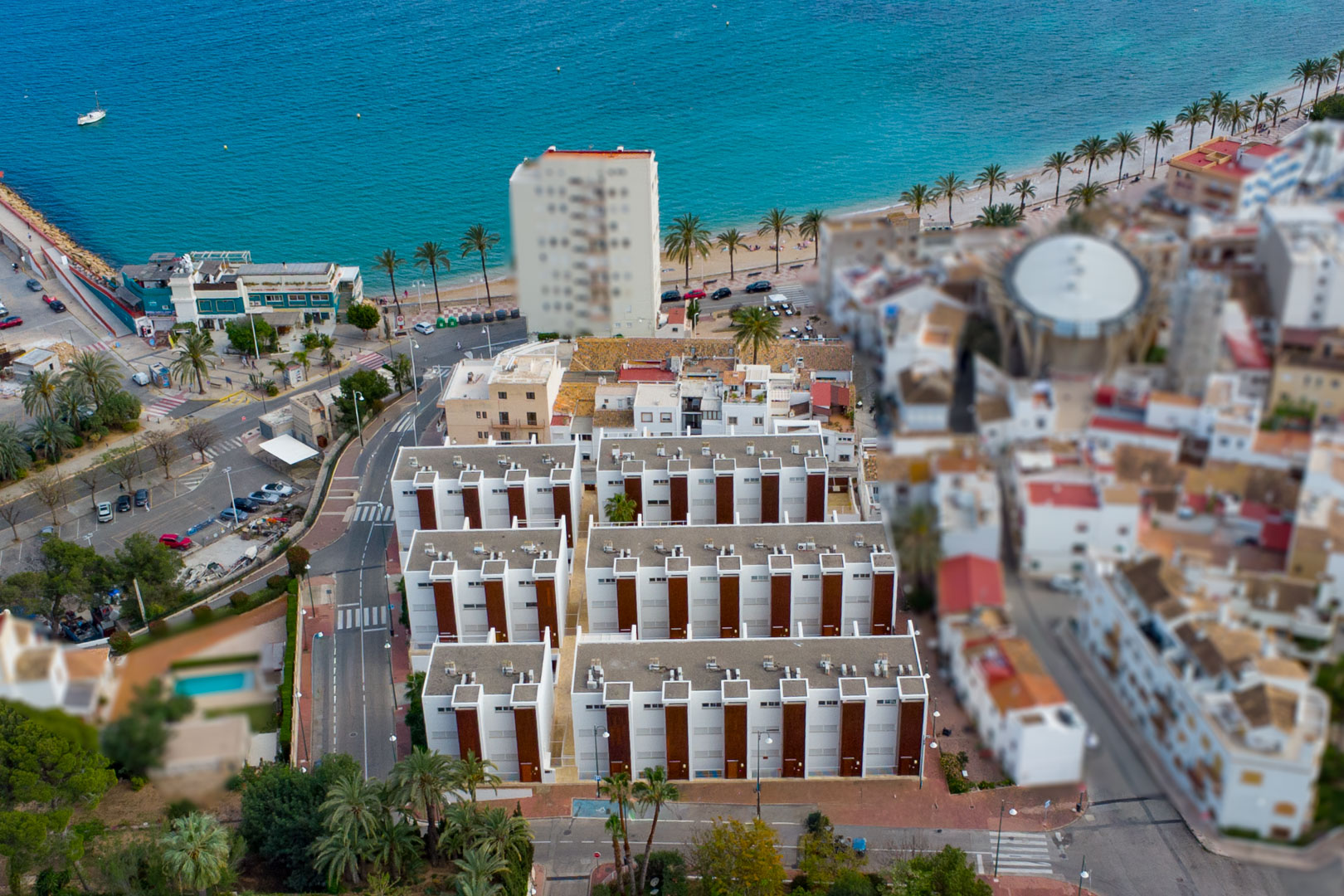 Luftaufnahme der Wohnanlage am Hafen von Jávea, die die moderne Architektur und die unmittelbare Nähe zum Mittelmeer und zur Promenade zeigt.
