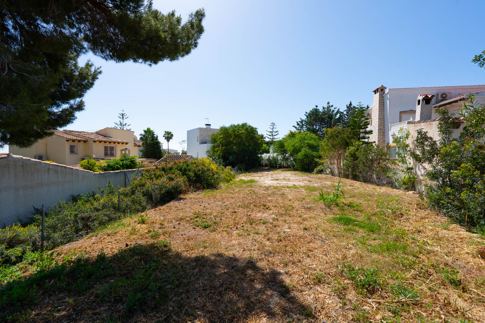 Großzügiges, flaches Zusatzgrundstück von 900 m2 hinter der Villa, das Platz für ein Gästehaus, einen Sportplatz oder einen weitläufigen Garten bietet.