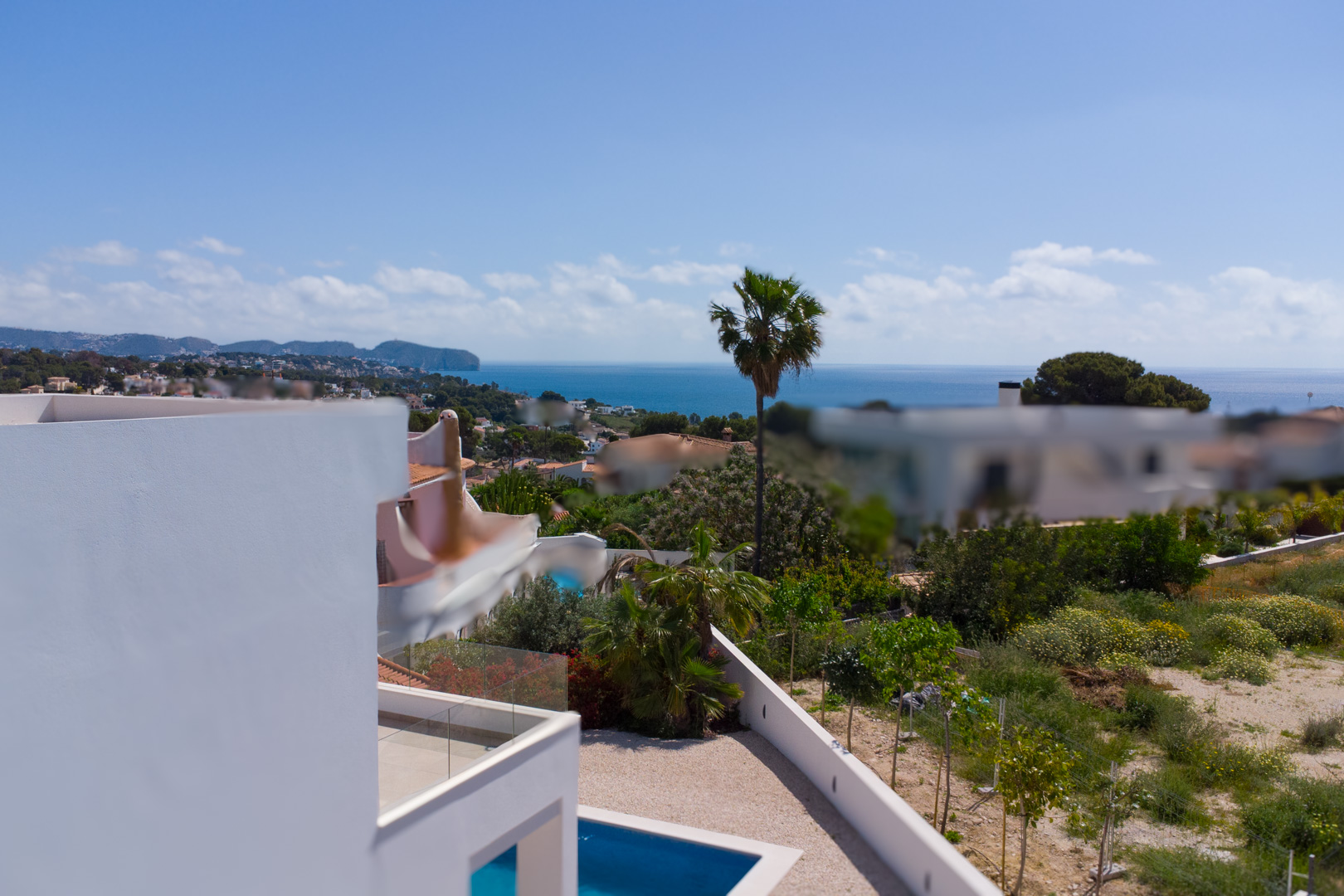 Panoramablick auf das Mittelmeer vom Obergeschoss aus, mit Sicht auf den privaten Pool, die Kiesterrasse und die Küstenlandschaft von Benissa.