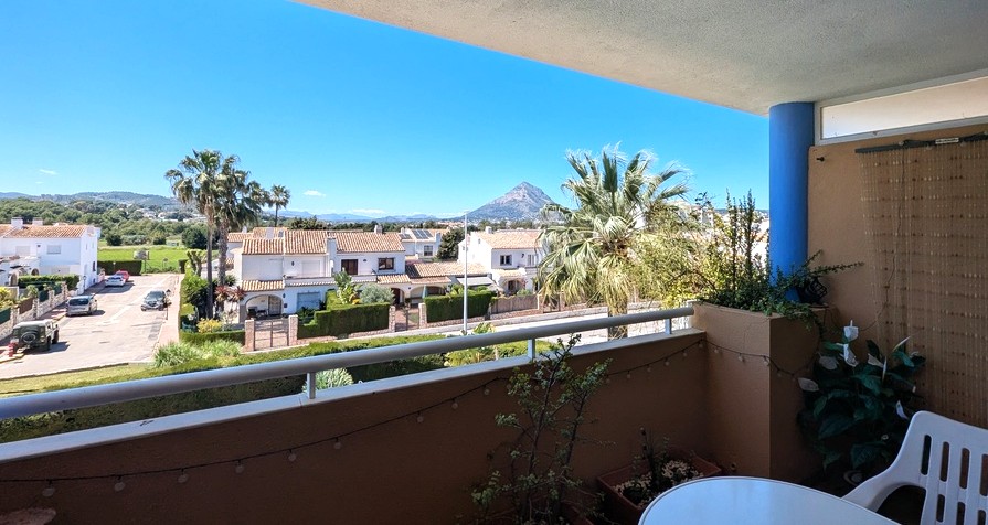 Private Terrasse mit Metallgeländer und freiem Blick auf das Montgó-Massiv sowie die umliegende mediterrane Wohngegend von Jávea.