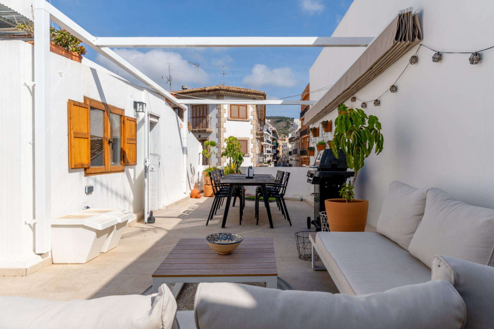 Terrasse mit Essbereich, Grill und Blick auf die Altstadt von Jávea.