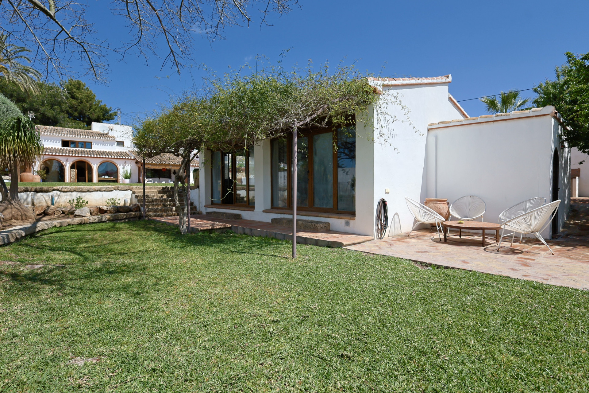 Rasenblick und Terrasse mit Gartenmöbeln in Villa in Jávea.