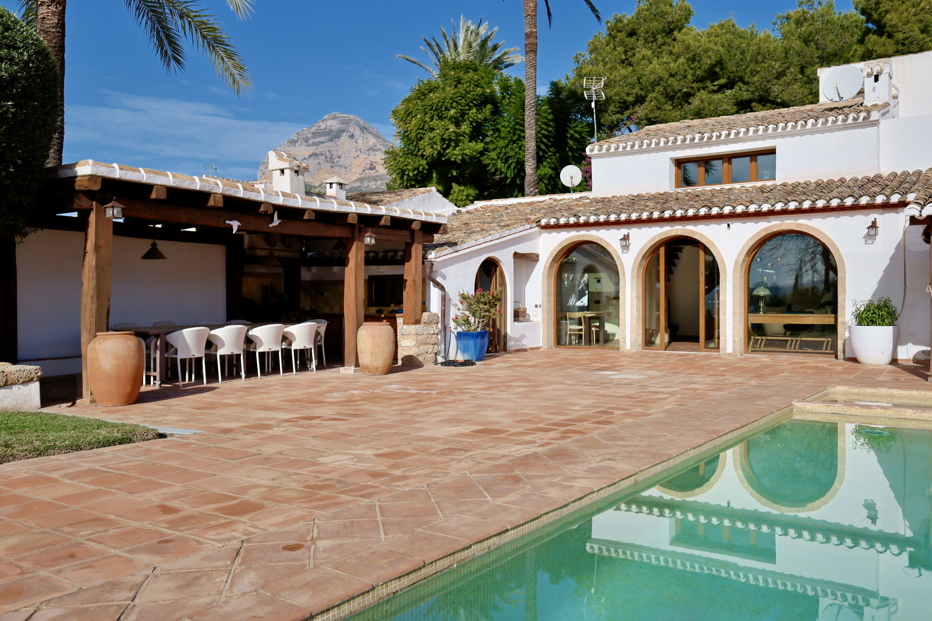 Terrassenansicht mit Pool und überdachtem Essbereich im Freien in Jávea.