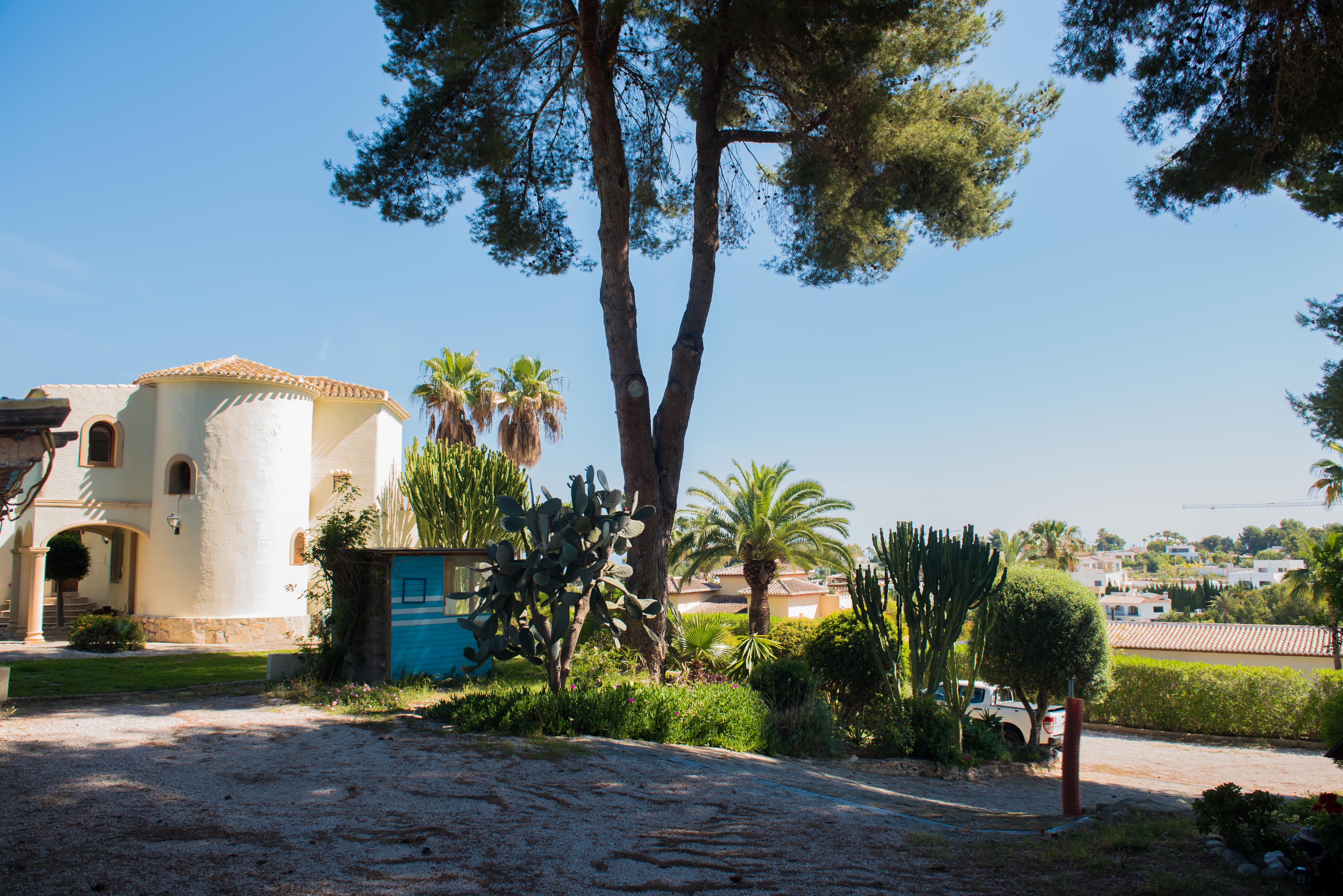 Außenansicht der mediterranen Villa mit einzigartigen architektonischen Details und üppigen Gärten.