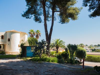 Außenansicht der mediterranen Villa mit einzigartigen architektonischen Details und üppigen Gärten.